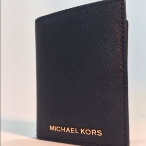 Michael Kors portable charging wallet
